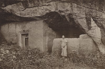 Verwoeste Steden van Ceylon: Overblijfselen van Rotswoningen bij Mihintale door Henry W. Cave