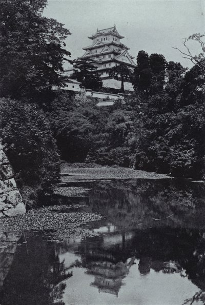 Een feodaal kasteel, vanaf de gracht (zwart-wit foto) door Herbert Ponting