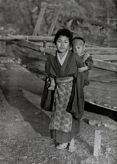 De kinderen van een visser (zw/w foto) door Herbert Ponting