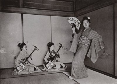 Een geisha die danst (zwart-wit foto) door Herbert Ponting