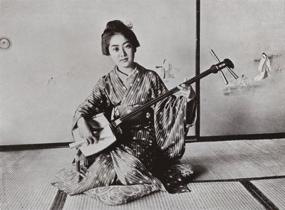 Een Geisha die de Samisen speelt door Herbert Ponting