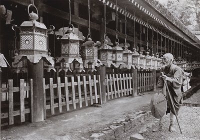 Een Pelgrim bij de Kasuga Tempel, Nara (zw/w foto) door Herbert Ponting