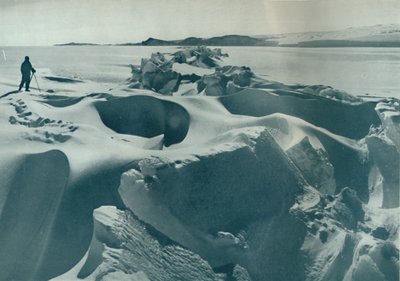 Een drukrichel in het zee-ijs richting Kaap Barne, 1911 door Herbert Ponting