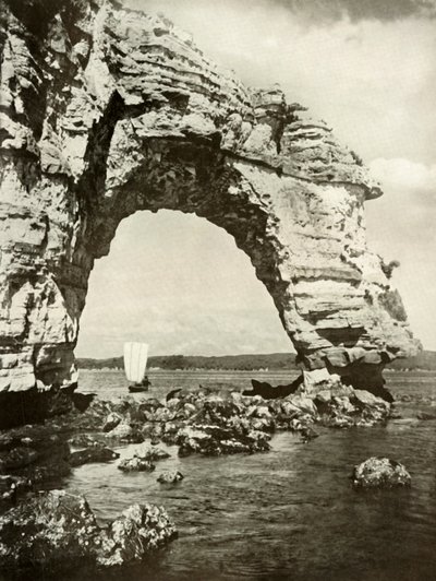 Een door de zee versleten boog bij Matsushima, 1910 door Herbert Ponting