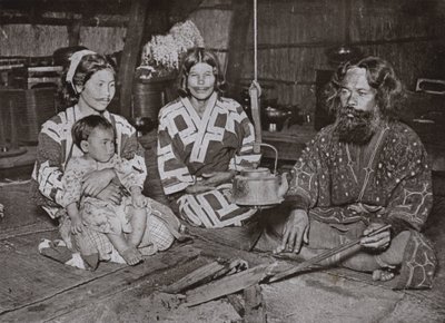 Ainu Man en Vrouwen Thuis door Herbert Ponting