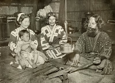 Ainu man en vrouwen thuis, 1910 door Herbert Ponting