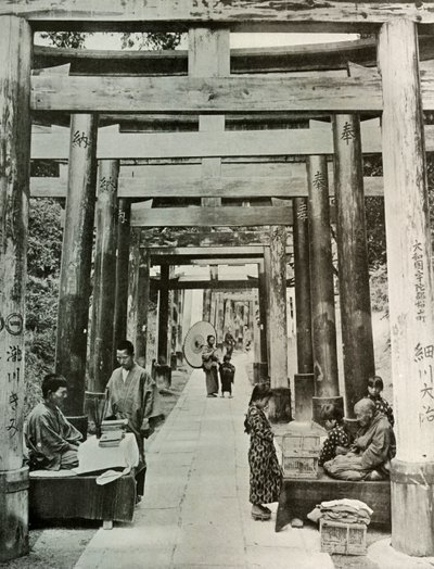 Een laan van Torii bij Inari, 1910 door Herbert Ponting