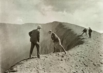 Aan de rand van de krater, Asama-Yama, 1910 door Herbert Ponting