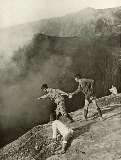 Aan de rand van de kraters, Aso-San, 1910 door Herbert Ponting