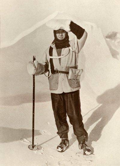 Kapitein Scott draagt de Portemonnee waarin hij zijn Sledetochtjournalen bewaarde, c1910-1911, 1913 door Herbert Ponting