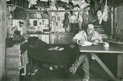 Kapitein Scott schrijft zijn dagboek door Herbert Ponting