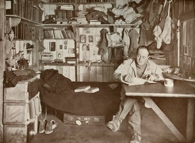 Kapitein Scott in zijn studeerkamer, ca. 1911, 1913 door Herbert Ponting