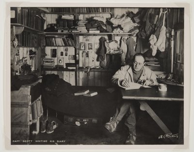 Kapitein Scott schrijft zijn dagboek, tijdens de Terra Nova-expeditie (1910-13) naar de Zuidpool door Herbert Ponting