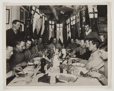 Kapitein Scotts laatste verjaardagsdiner, tijdens de Terra Nova-expeditie (1910-13) naar de Zuidpool door Herbert Ponting