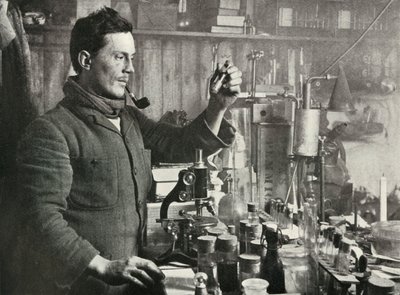 Dr. Atkinson in zijn laboratorium, 15 september 1911 door Herbert Ponting