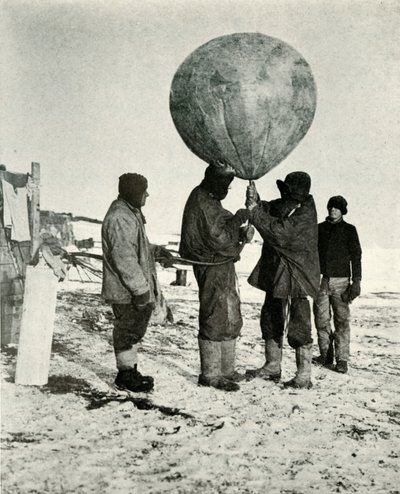 Dr. Simpson laat een ballon op, 1911, 1913 door Herbert Ponting