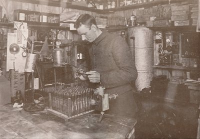 Dr. Simpson in zijn laboratorium, 21 december 1911, 1913 door Herbert Ponting