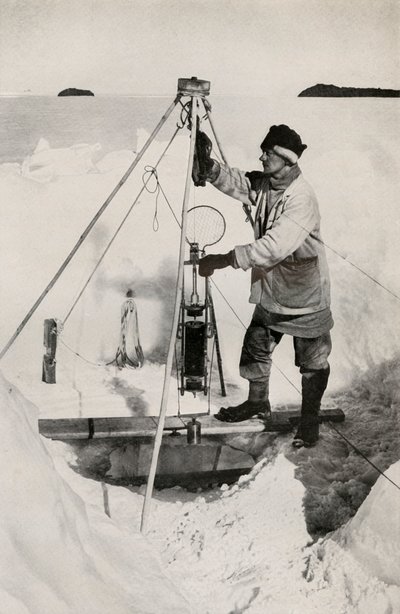 E. W. Nelson met de Nansen-Petersen geïsoleerde waterfles, ca. 1911 door Herbert Ponting