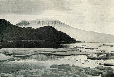 Binnenkomst in McMurdo Sound - Kaap Bird en Mount Erebus, ca. 1910-1913 door Herbert Ponting