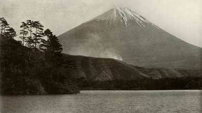 Fuji vanuit Nishi-No-Umi, 1910 door Herbert Ponting