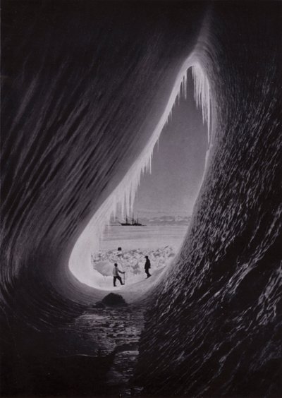 Grot in een ijsberg; Terra Nova in de verte door Herbert Ponting