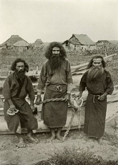 Happu Konno, de jager in het midden en twee Ainu-vissers, 1910 door Herbert Ponting