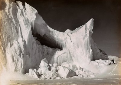 IJskasteel aan het einde van de winter gefilmd tijdens de Engelse expeditie naar Antarctica door Herbert Ponting