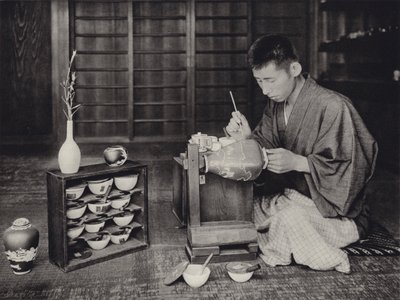 Japan in de jaren 1920: Porselein schilderen door Herbert Ponting