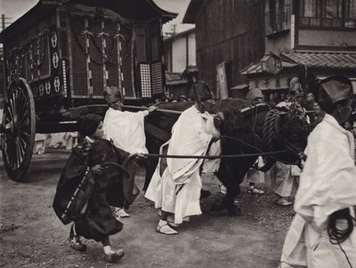 Japan in de jaren 1920: Shintoïstische begrafenis van een persoon van hoge rang (zw/w foto) door Herbert Ponting