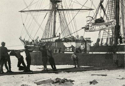 Een Motorslee aan Land Brengen, c1910-1913, 1913 door Herbert Ponting