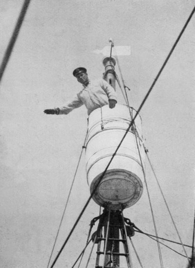 Luitenant Evans in het kraaiennest, ca. 1910-1913, 1913 door Herbert Ponting