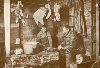 Meares en Demetri bij het Blubberfornuis in de Discovery Hut, 3 november 1911, 1913 door Herbert Ponting