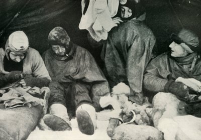 Leden van de Poolpartij die hun slaapzakken ingaan, ca. 1911, 1913 door Herbert Ponting