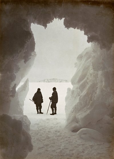 Mannen buiten een grot uitgehouwen in het ijs tijdens een expeditie naar Antarctica door Herbert Ponting