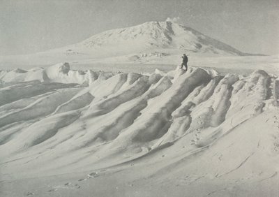 Mount Erebus boven een door water uitgesleten ijsberg, oktober 1911, 1913 door Herbert Ponting