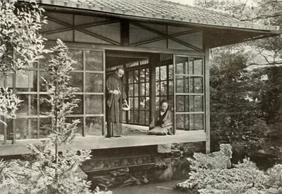 Namikawa San voedt zijn karpers door Herbert Ponting