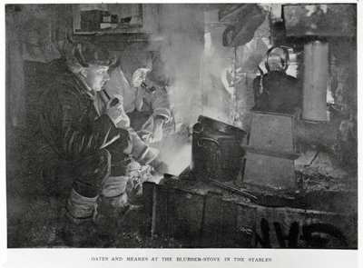 Oates & Meares bij het blubberfornuis in de stallen, 1911 door Herbert Ponting