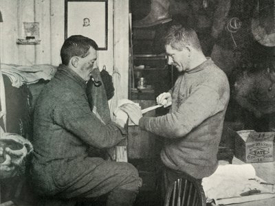 Onderofficier Evans verbindt de hand van Dr. Atkinson, 5 juli 1911, 1913 door Herbert Ponting