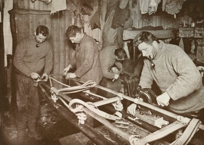 Sleden voorbereiden voor de Poolreis Crean, Forde, Lashly, P.O. Evans, ca. 1911, 1913 door Herbert Ponting