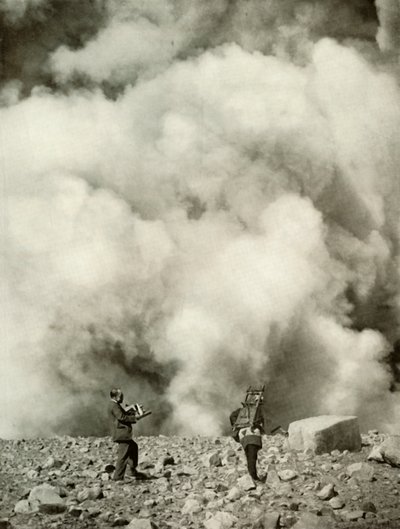 Rook en stoom stijgen op uit de krater van Asama na de explosie, 1910 door Herbert Ponting