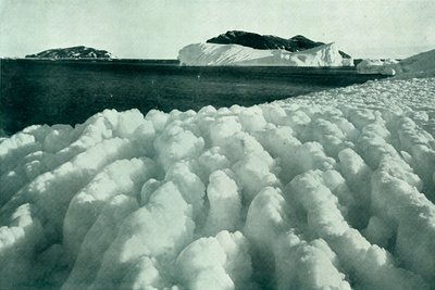 Spraykammen van ijs na een sneeuwstorm, c1910-1913, 1913 door Herbert Ponting