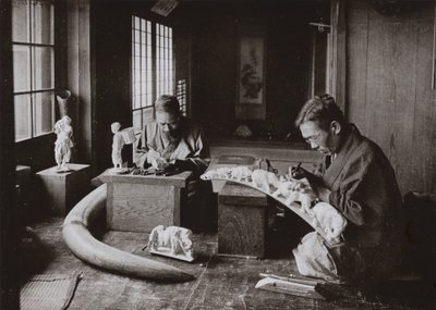 De Ivoorbewerkers door Herbert Ponting