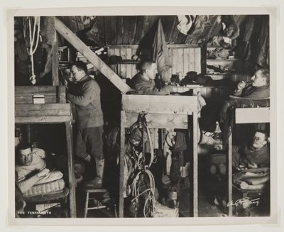 De huurkazernes tijdens de Terra Nova-expeditie (1910-13) naar de Zuidpool door Herbert Ponting