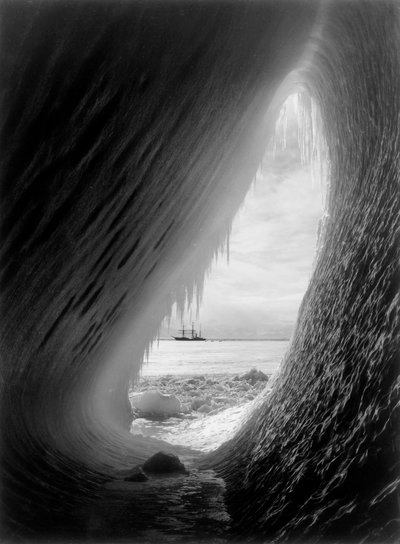De Terra Nova in McMurdo Sound, Antarctica, 1911 door Herbert Ponting