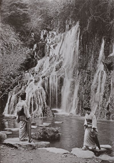 De waterval van vallende juwelen bij Yumoto (zwart-wit foto) door Herbert Ponting