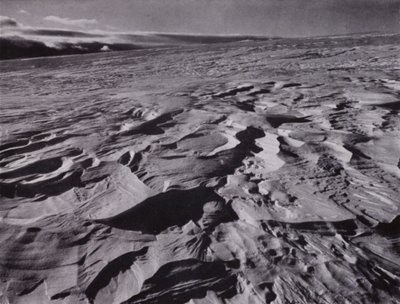 De grote golven van bevroren sneeuw opgeworpen door de wind door Herbert Ponting