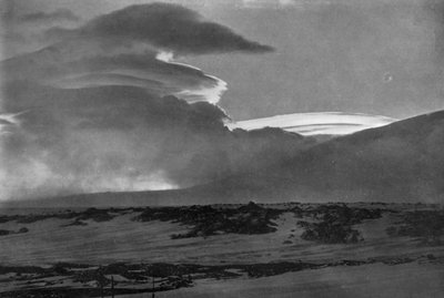 Whaleback-wolken boven Mount Erebus, ca. 1910-1913, 1913 door Herbert Ponting