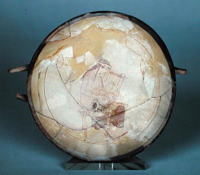 Attische witgrond beker die een muze toont die een lier bespeelt, uit Eretria (keramiek) door Hesiod Painter Hesiod Painter
