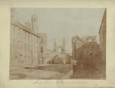 Het Oostelijke Einde van South Street, St. Andrews, met de Kathedraalruïnes in de Verte. door Hill and Adamson