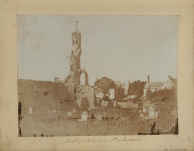 Het Westelijke Eind van St. Andrews en het Kathedraalgebied vanuit het Noordoosten door Hill and Adamson Adamson